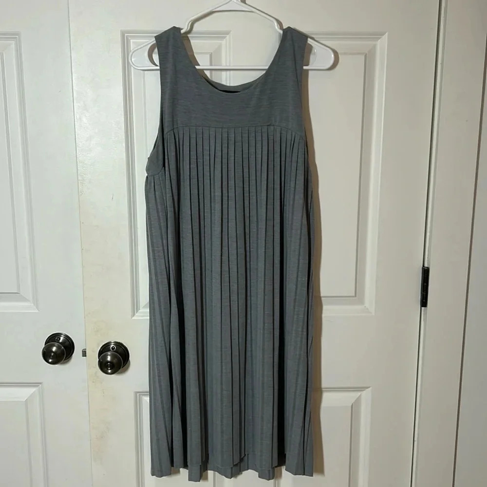 BCBG Maxazria gray sleeveless pleated dress size medium